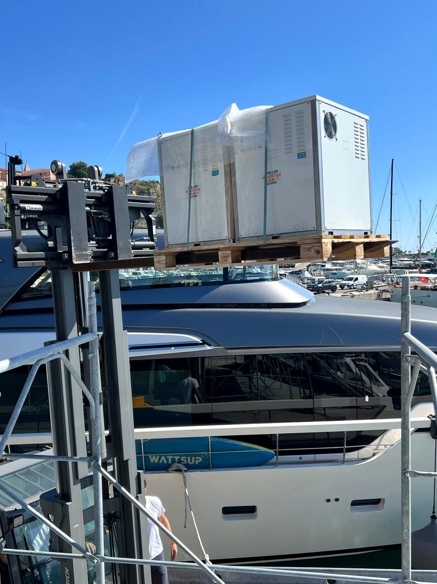 Grutage d’un climatiseur marin